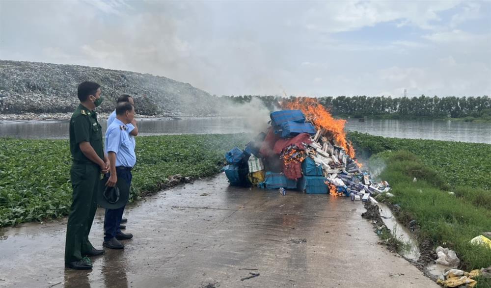 Sóc Trăng: Tiêu hủy hơn 50.000 bao thuốc lá điếu giả, nhập lậu